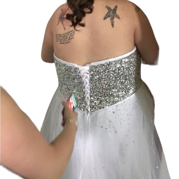 Gorgeous Used Wedding Gown - Picture 4 of 16